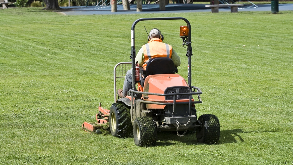 LAWN MAINTENANCE IN BRAMPTON AND THE SURROUNDING AREAS